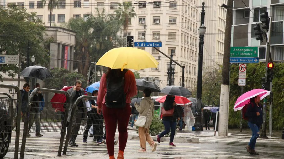 Chuva atípica para a época do ano caiu em São Paulo na terça (03) Chuva atípica para a época do ano caiu em São Paulo na terça (03)