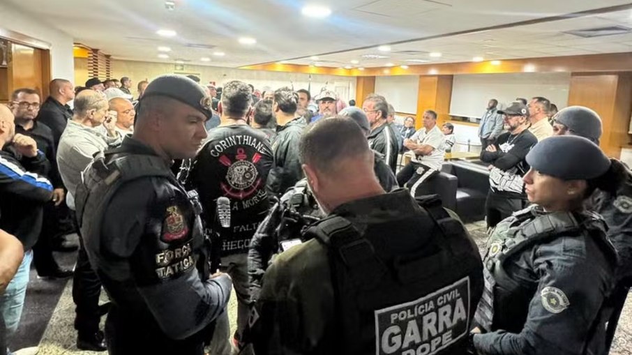 Torcedores invadem sede e PM precisou ser acionada
