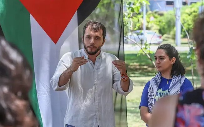 Ativista brasiliense é colocado em solitária após se recusar a assinar deportação Ativista brasiliense é colocado em solitária após se recusar a assinar deportação