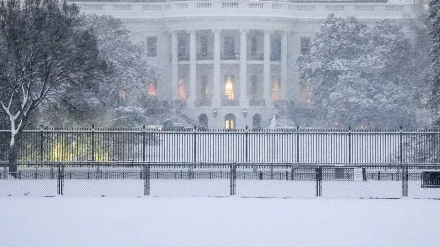 Casa Branca durante uma tempestade de neve em Washington, em janeiro de 2025