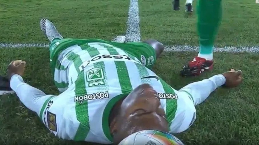 Andrés Román desmaiou em campo, mas levantou após alguns minutos Andrés Román desmaiou em campo, mas levantou após alguns minutos