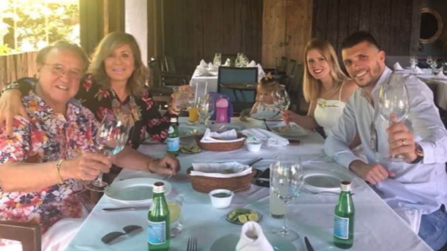 Famílias de Thiago Volpi e Kiko se encontraram em restaurante no México Famílias de Thiago Volpi e Kiko se encontraram em restaurante no México