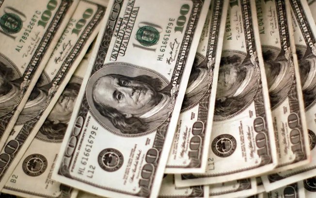 Dólar e real fecham em alta nesta segunda-feira (16) Dólar e real fecham em alta nesta segunda-feira (16)