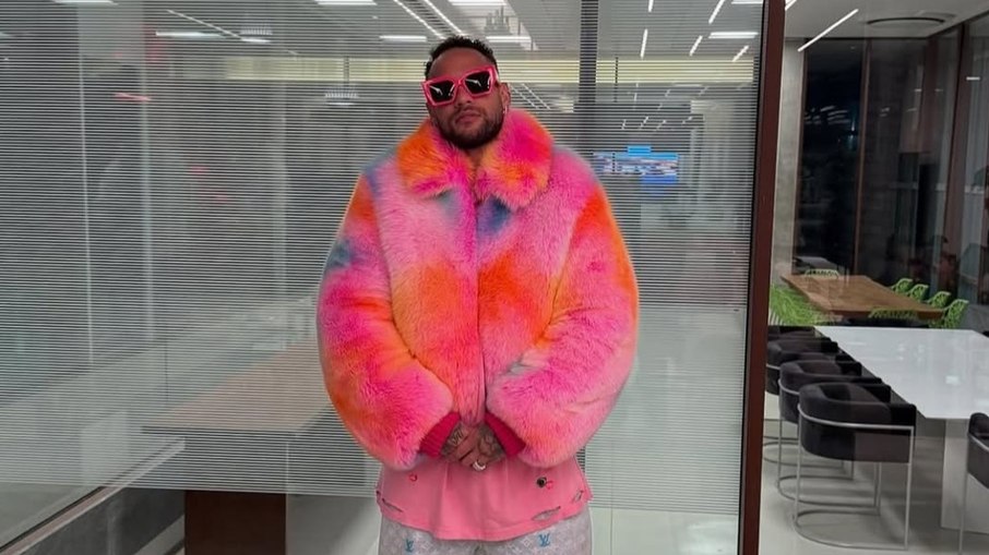 Neymar chamou a atenção com as roupas escolhidas para a festa deste sábado (14) Neymar chamou a atenção com as roupas escolhidas para a festa deste sábado (14)