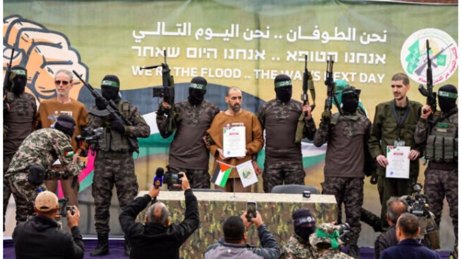 “Cerimônia de libertação” de três reféns israelense promovida pelo Hamas há alguns meses. “Cerimônia de libertação” de três reféns israelense promovida pelo Hamas há alguns meses.