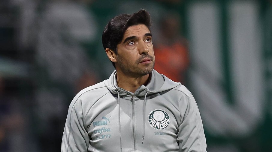 Abel Ferreira se pronuncia após trombada em cinegrafista Abel Ferreira se pronuncia após trombada em cinegrafista