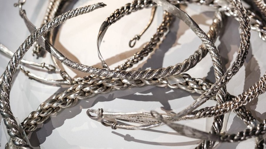 Pulseiras e pingentes de prata encontrados apresentam detalhes inéditos na região Pulseiras e pingentes de prata encontrados apresentam detalhes inéditos na região
