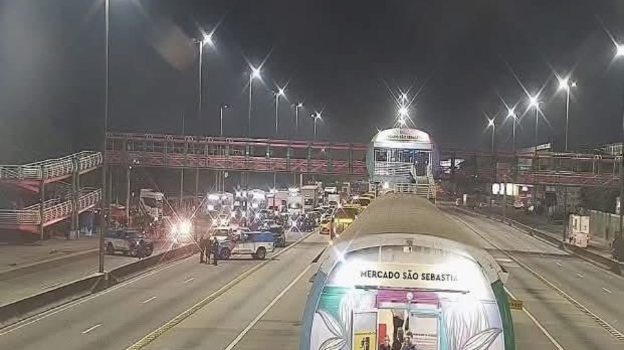 Avenida Brasil ficou fechada nos dois sentidos nas primeiras horas desta segunda-feira (03) Avenida Brasil ficou fechada nos dois sentidos nas primeiras horas desta segunda-feira (03)