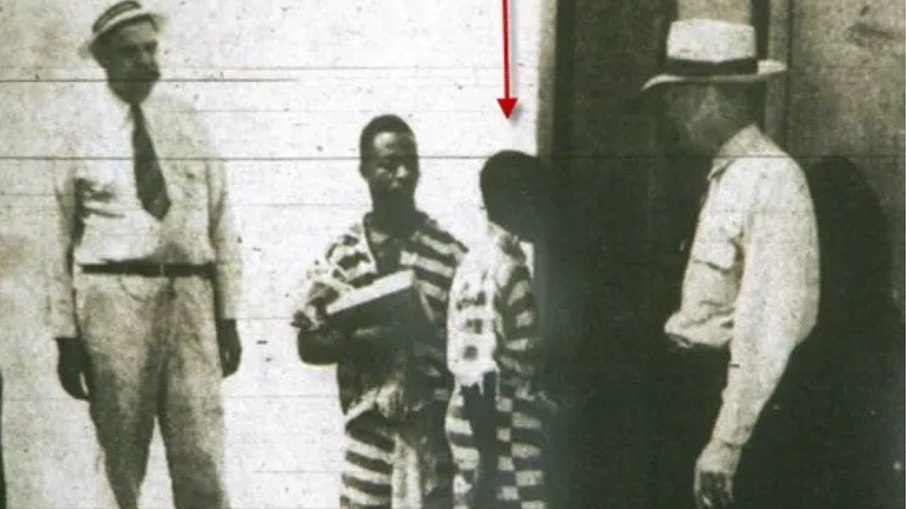 George Stinney Jr. indo para a cadeira elétrica. George Stinney Jr. indo para a cadeira elétrica.