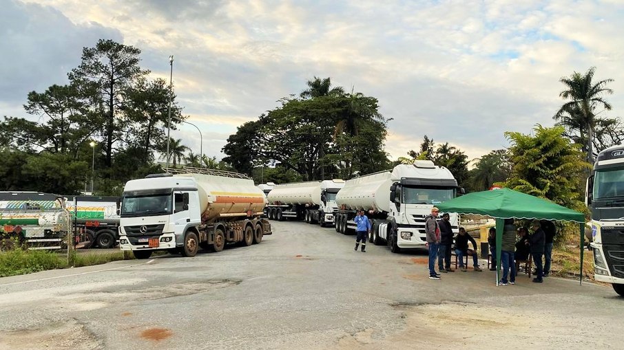 Caminhões-tanque estacionados nas proximidades da base da Vibra Energia, em Betim Caminhões-tanque estacionados nas proximidades da base da Vibra Energia, em Betim