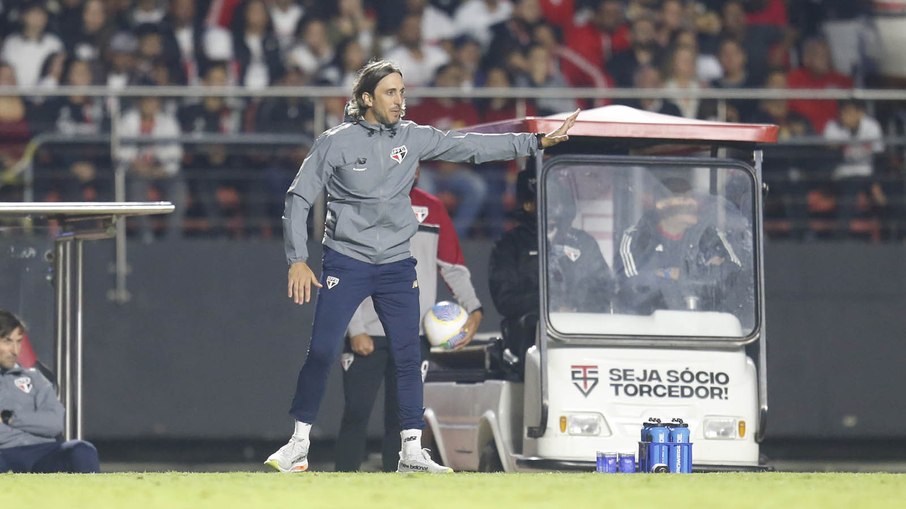 Zubeldía sofre pressão no cargo de técnico do São Paulo Zubeldía sofre pressão no cargo de técnico do São Paulo