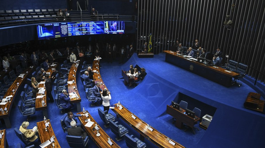 A votação no Senado foi apertada: 41 votos favoráveis e 33 contrários A votação no Senado foi apertada: 41 votos favoráveis e 33 contrários