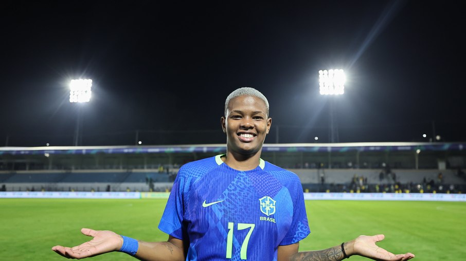 Jhonson marcou um golaço de cavadinha para assegurar a vitória brasileira Jhonson marcou um golaço de cavadinha para assegurar a vitória brasileira