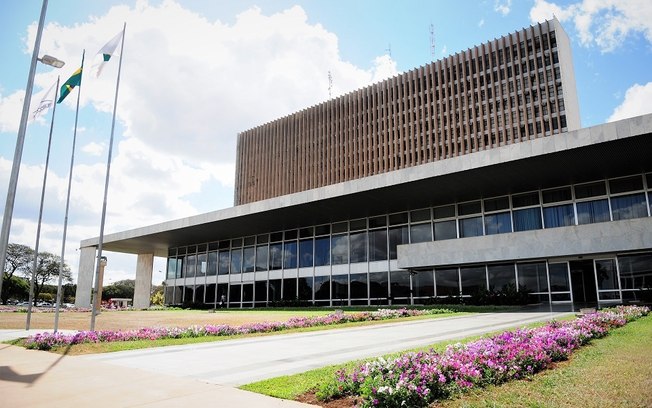 GDF prioriza despesas e anuncia contingenciamento de R$ 1 bilhão GDF prioriza despesas e anuncia contingenciamento de R$ 1 bilhão