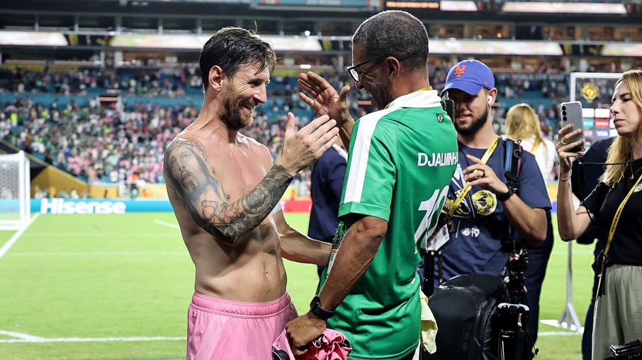 Messi e Djalminha tiveram uma conversa bem-humorada após a partida