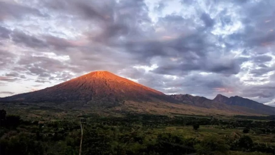 Monte Rinjani, vulcão ativo e desafiador na Indonésia Monte Rinjani, vulcão ativo e desafiador na Indonésia