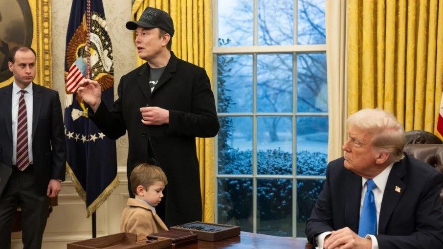 Elon Musk no Salão Oval da Casa Branca, ao lado do presidente Trump Elon Musk no Salão Oval da Casa Branca, ao lado do presidente Trump