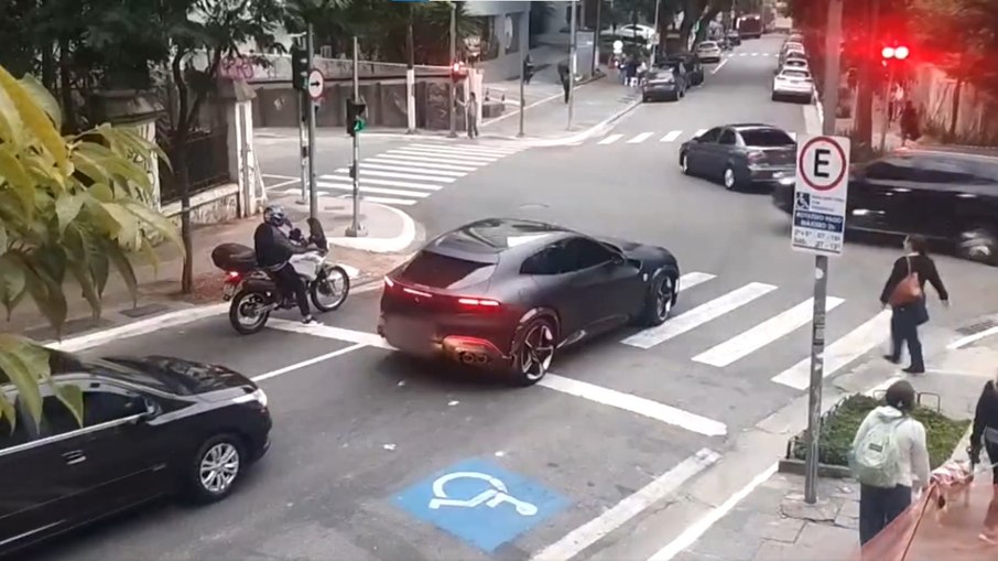 Carro de R$ 7 mi de Neymar é flagrado infringindo lei de trânsito Carro de R$ 7 mi de Neymar é flagrado infringindo lei de trânsito