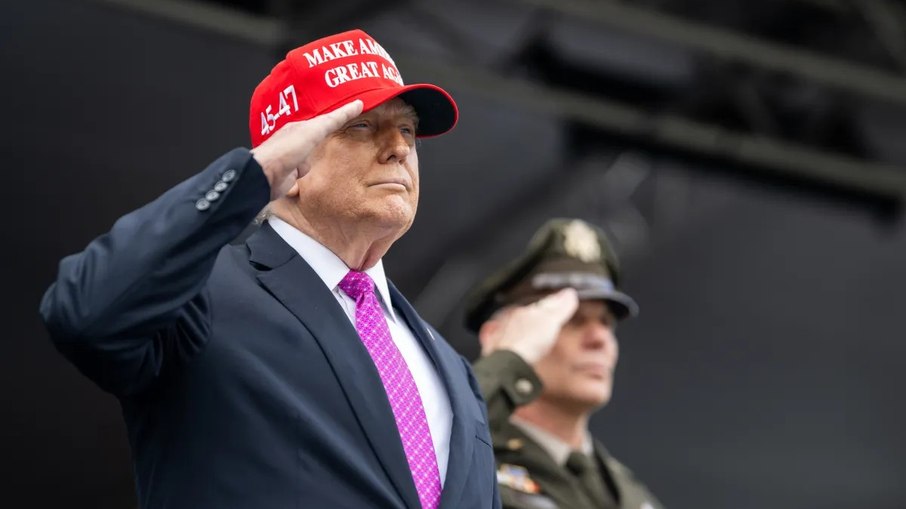 Donald Trump em cerimônia de formatura da Academia Militar dos EUA em West Point, em 2025 Donald Trump em cerimônia de formatura da Academia Militar dos EUA em West Point, em 2025