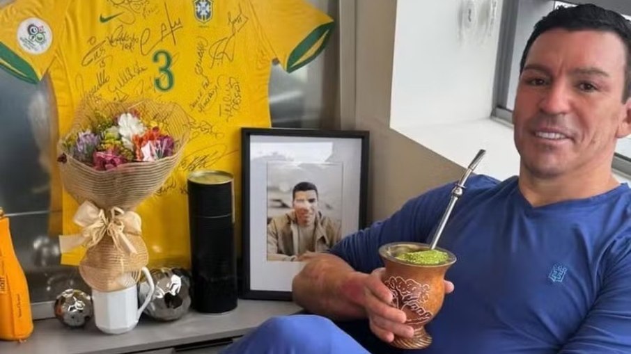 Lúcio se recupera em casa Lúcio se recupera em casa