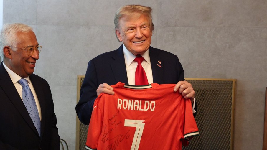 Em gesto pela paz, Cristiano Ronaldo presenteia Trump com camisa Em gesto pela paz, Cristiano Ronaldo presenteia Trump com camisa