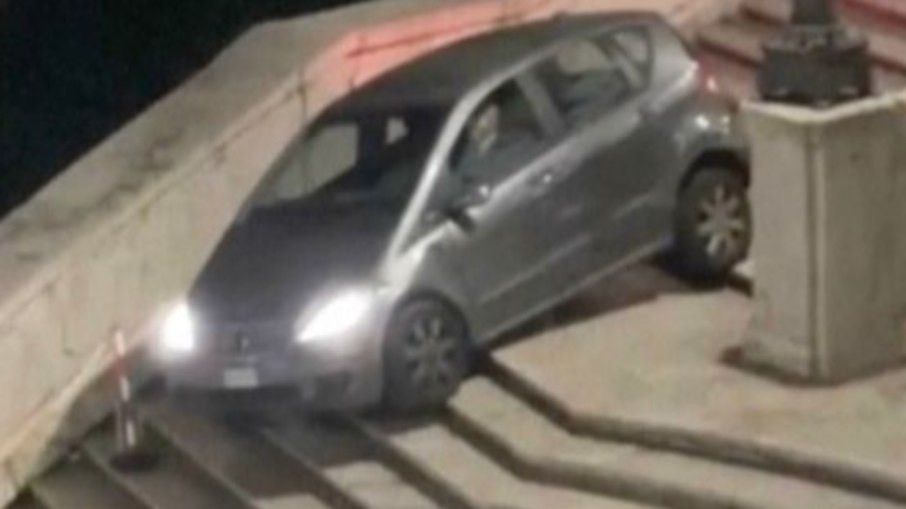 Carro ficou preso em ponto turístico