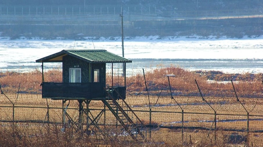 Cerca de arame farpado na fronteira da Coreia do Sul com o mar para a Coreia do Norte Cerca de arame farpado na fronteira da Coreia do Sul com o mar para a Coreia do Norte