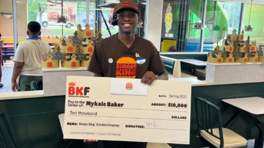 Mykale Baker foi reconhecido pelo Burger King por trabalhar após a sua formatura Mykale Baker foi reconhecido pelo Burger King por trabalhar após a sua formatura