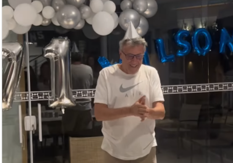 Pai de 71, que nunca teve festa de aniversário, se emociona com surpresa do filho; vídeo O Seu Wilson, pai que nunca teve festa de aniversário, ganhou a primeira aos 71 anos,em São Paulo, e não escondeu a emoção com a surpresa. - Foto: @matheusmazzola