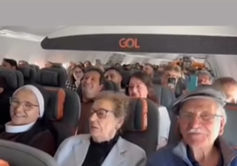 Casal de idosos viaja pela 1ª vez de avião para comemorar bodas e ganha homenagem no voo; vídeo Para comemorar as Bodas de Neve, o casal de idosos João e Ivonete viaja, pela primeira vez de avião rumo a Aparecida, e ganha homenagem no ar. - Foto: HC