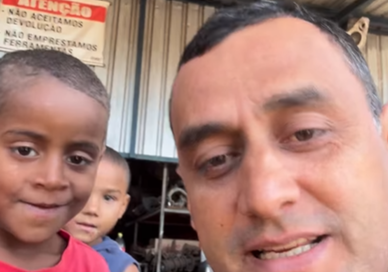 Meninos levam R$ 2 para consertar pneu de bike e dono de oficina tem atitude linda; vídeo Dois meninos levaram R$ 2 reais para consertar o pneu da bike. Comovido, o dono da oficina, em Rio Verde (GO), preparou uma surpresa para as crianças e não aceitou o dinheiro. - Foto@wesley_suspencar