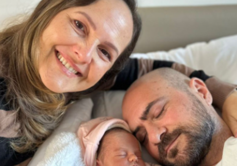 Nasce bebê que poderá salvar o pai tetraplégico, 4 meses após o acidente; vídeo Déa e Tiba Camargos estão confiantes: o cordão umbilical do bebê que acaba de nascer poderá salvar o pai, que ficou tetraplégico após acidente há quatro meses. - Foto: @deacamargos