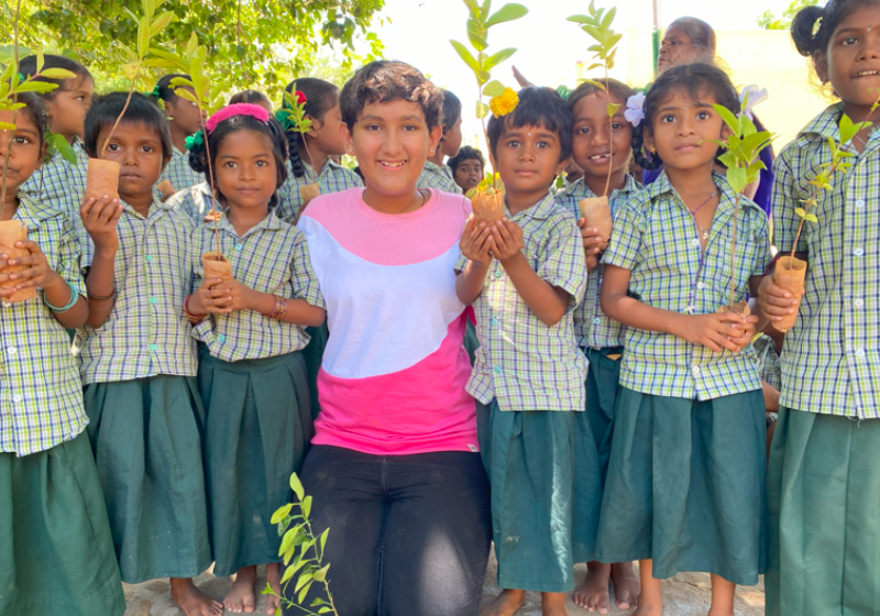 Garota de 12 anos planta 140 mil árvores na Índia e poderá vir para a COP 30 no Brasil Carinhosamente batizada de “Greta Thunberg indiana”, a garota Prasiddhi Singh, de 12 anos, plantou 140 mil árvores e poderá vir para a COP 30 no Brasil. - Foto: Innovation World Organization