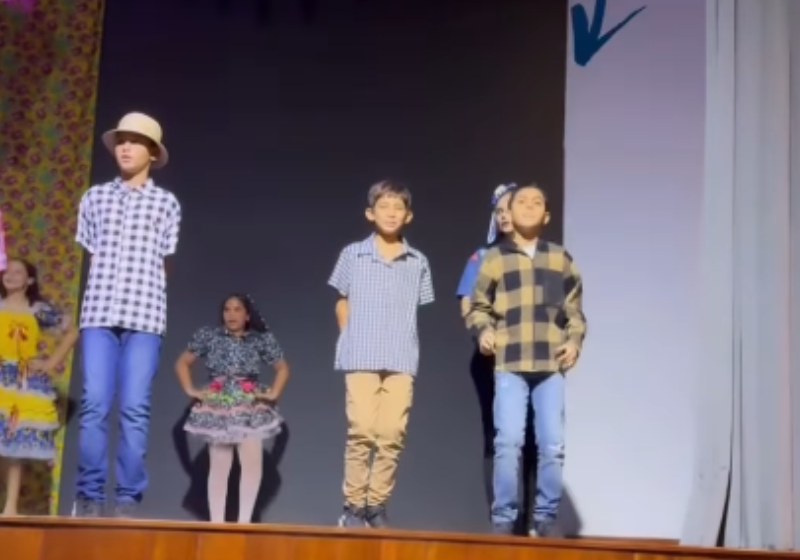 Aluno com deficiência visual dança festa junina na escola e inclusão emociona; vídeo Davi, morador de Jaboatão dos Guararapes (PE), se diverte no palco. O aluno com deficiência visual dança, canta e se diverte na apresentação junina da escola. - Foto: @redepedagógica