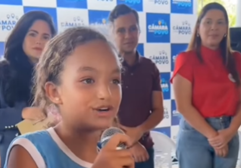 Protesto de aluna na escola faz governo a mudar o cardápio da merenda; vídeo Maria de Fátima, de 9 anos, de Juazeiro do Norte, no Ceará, teve uma coragem e tanto. A aluno fez um protesto, diante dos vereadores, ao reclamar que a merenda da escola só tinha soja. Deu certo! Foto: @mariadefatima.jua