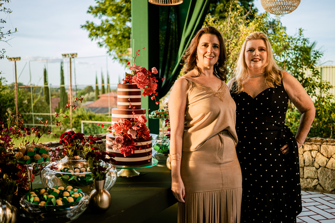 Mãe e filha, Elizabeth e Isabela Naoum celebram aniversários cercadas de amigas