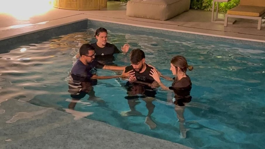 Com presença de Pedro, do Flamengo, Paquetá é batizado em piscina Com presença de Pedro, do Flamengo, Paquetá é batizado em piscina