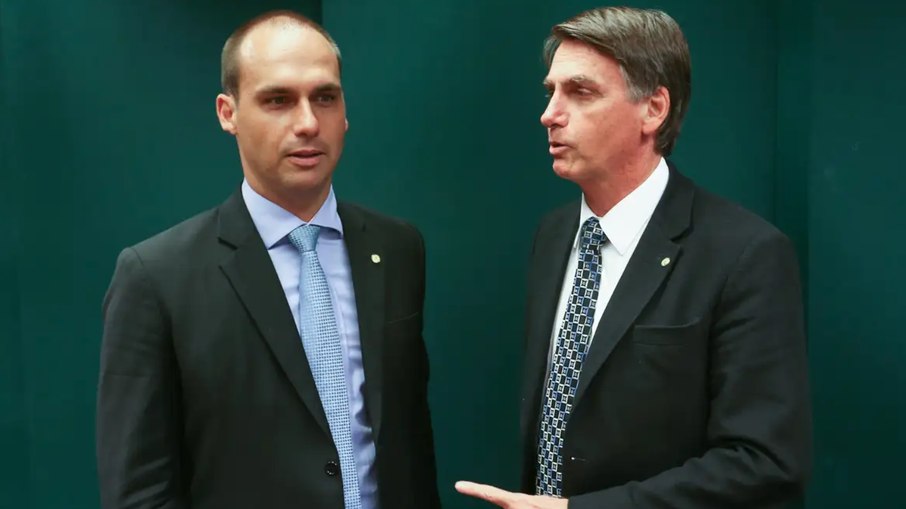 Bolsonaro foi ouvido nesta quinta-feira (05) como testemunha do inquérito que apura a atuação de Eduardo Bolsonaro contra autoridades brasileiras Bolsonaro foi ouvido nesta quinta-feira (05) como testemunha do inquérito que apura a atuação de Eduardo Bolsonaro contra autoridades brasileiras