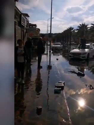 ruas alagadas após o terremoto na turquia