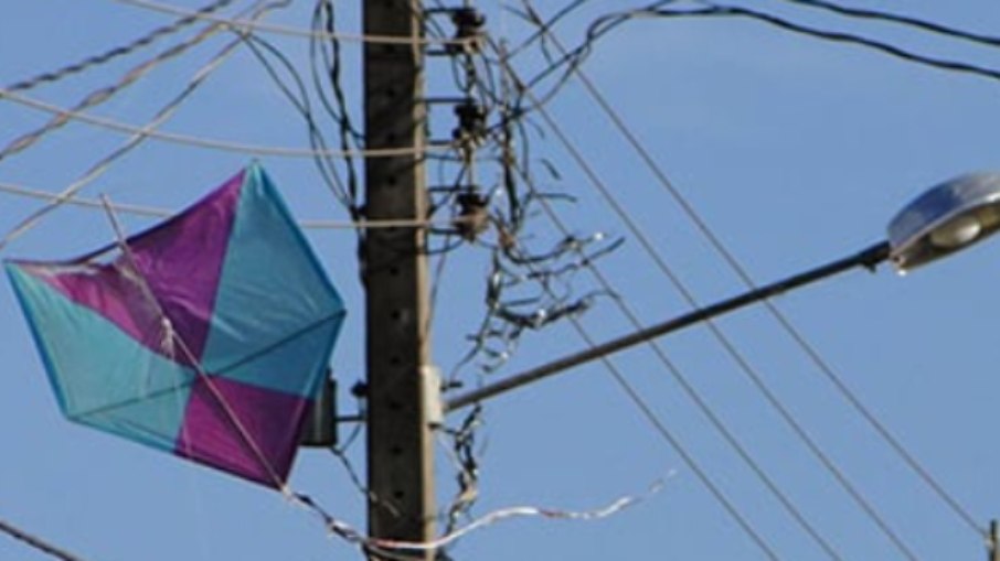 Pipas enroscadas na rede elétrica Pipas enroscadas na rede elétrica