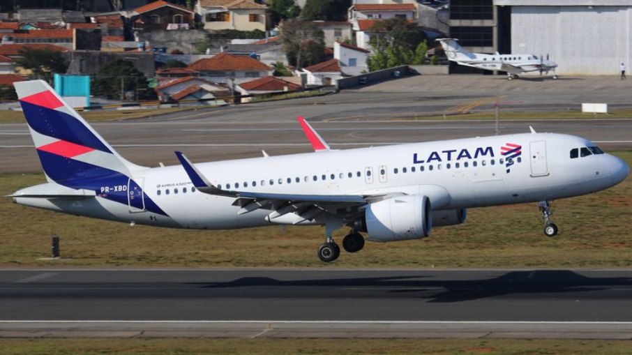 Avião da Latam é impedido de voar e causa caos em Congonhas Avião da Latam é impedido de voar e causa caos em Congonhas
