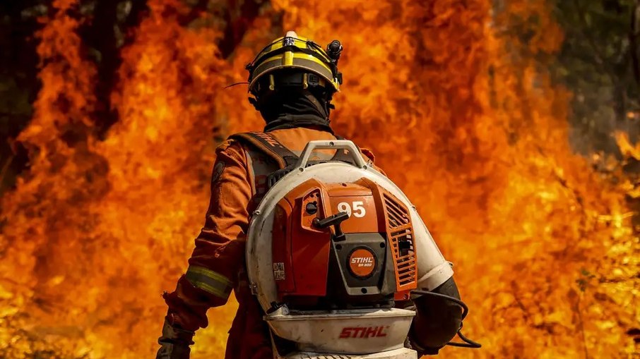 Brigadistas combatem incêndio em área de cerrado próxima ao aeroporto de Brasília Brigadistas combatem incêndio em área de cerrado próxima ao aeroporto de Brasília