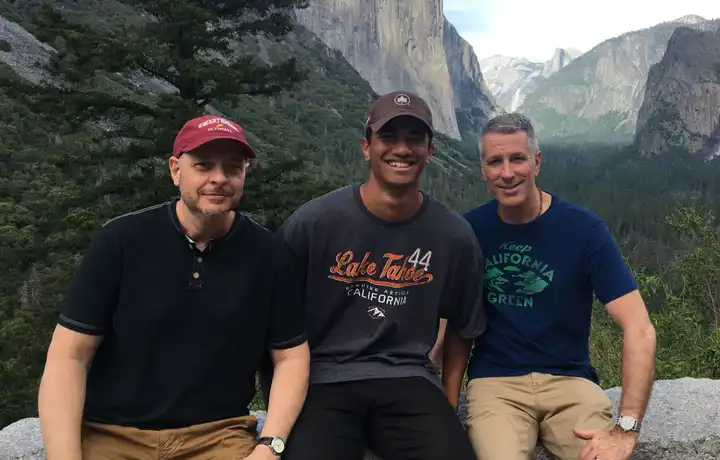 Pete Mercurio (esq), Danny Stewart (dir) e o filho no Parque Nacional de Yosemite em 2019. Foto: Danny Stewart e Pete Mercurio