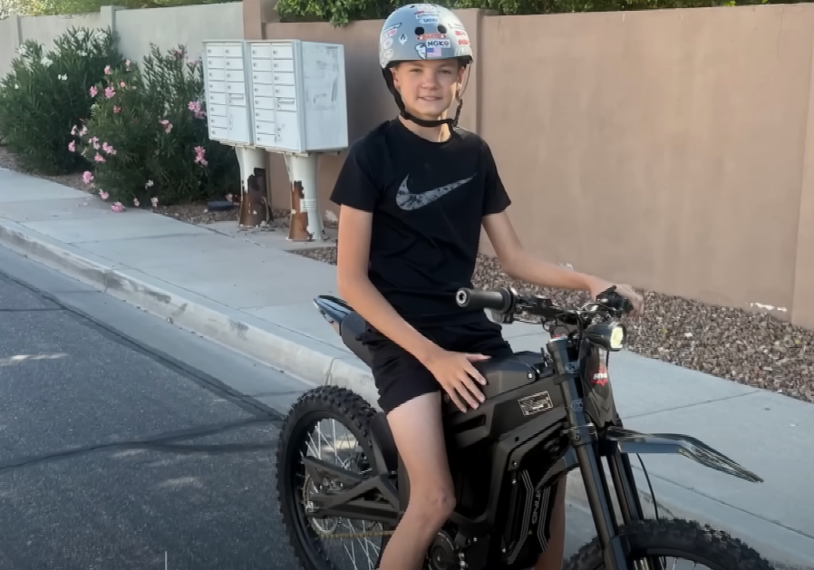 Jovem acha carteira, devolve e ganha bicicleta elétrica como recompensa; sonho realizado O garoto Cody, do Arizona (EUA), achou uma carteira na rua, devolveu e ganhou de presente a bicicleta elétrica que tanto sonhava. - Foto: Carrie Ann Strecker