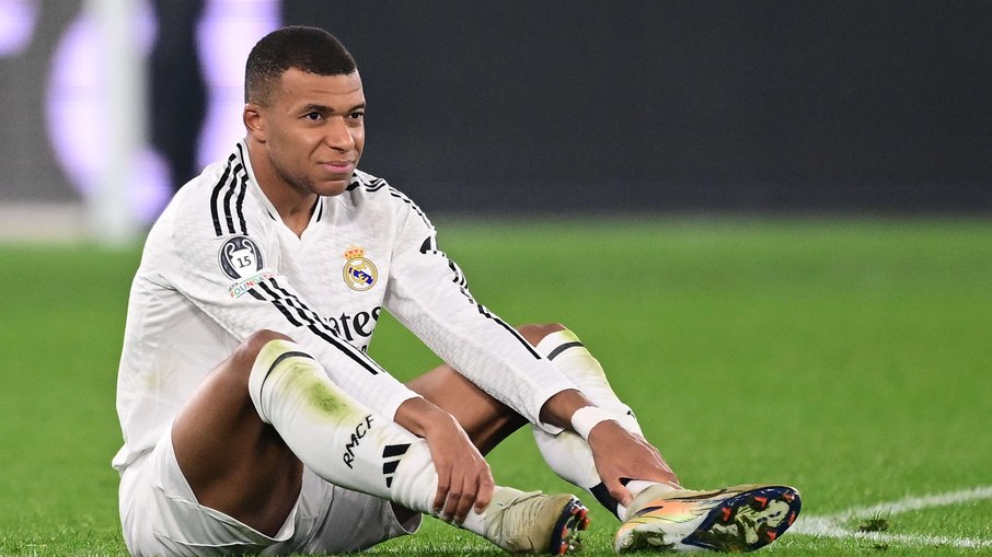 Mbappé foi hospitalizado Mbappé foi hospitalizado