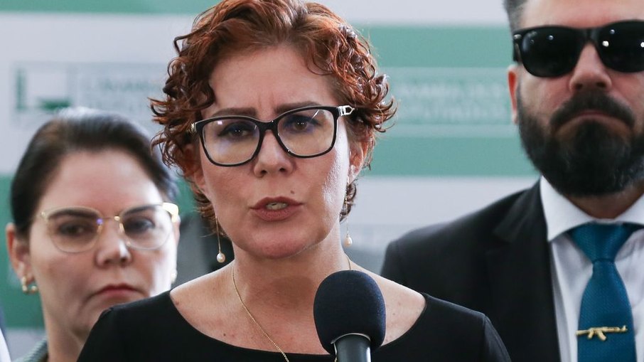 Deputada Carla Zambelli durante coletiva no salão verde da Câmara dos Deputados Deputada Carla Zambelli durante coletiva no salão verde da Câmara dos Deputados