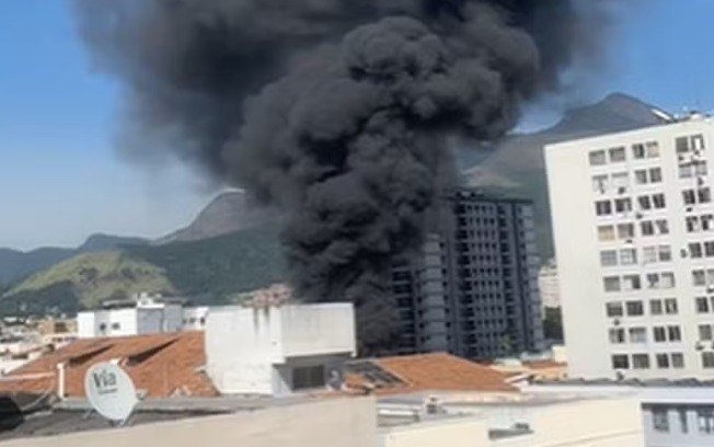 Incêndio atinge fábrica de uniformes no Méier 