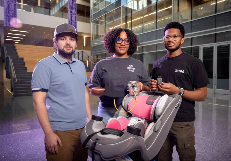 Estudantes criam cadeirinha inteligente para evitar morte de crianças esquecidas em carros no verão A cadeirinha inteligente inventada por estudantes dos EUA usa bluetooth para proteger crianças esquecidas em carros no calor do verão. - Foto: Eddy Perez/LSU