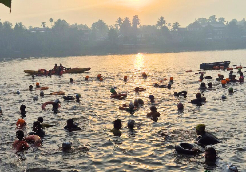 Homem ensinou 10 mil pessoas a nadar após afogamento de crianças num rio da Índia Depois que um barco cheio de estudantes virou no rio, este homem decidiu ensinar pessoas a nadar na Índia. Já ensinou mais de 10 mil gratuitamente. - Foto: The Better India