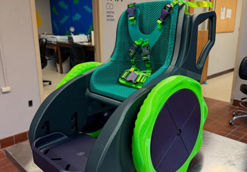 1ª cadeira de rodas infantil feita em impressora 3D poderá ser feita em qualquer país gratuitamente A cadeira de rondas infantil impressa em 3D foi desenvolvida nos EUA com projeto aberto, que pode ser copiado em qualquer parte do mundo. - Foto: MakeGood